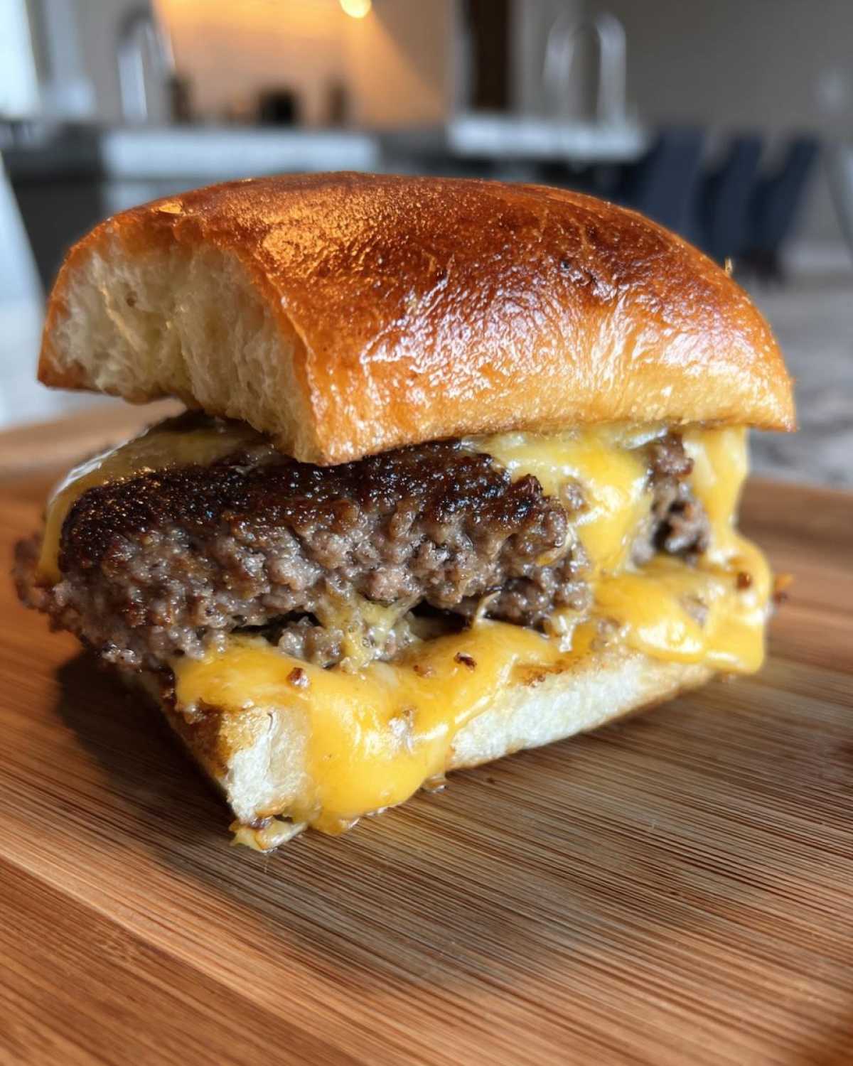 Juicy Lucy Stuffed Burger - detail 2