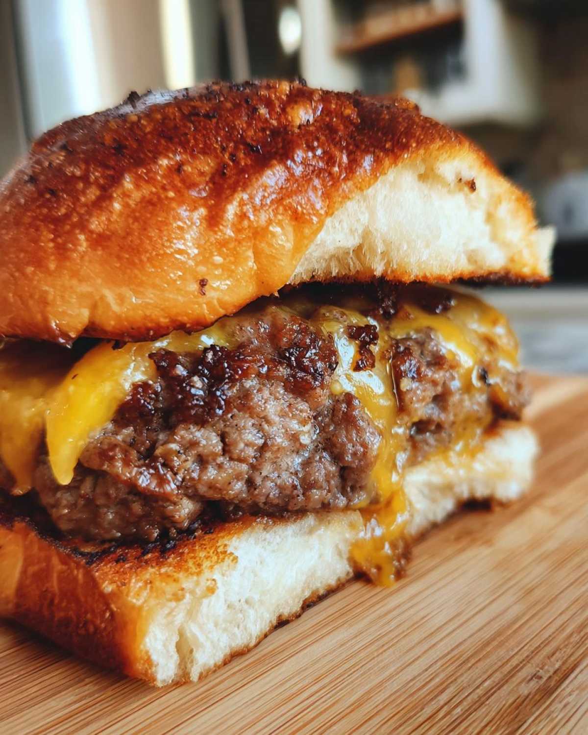 Juicy Lucy Stuffed Burger - detail 4
