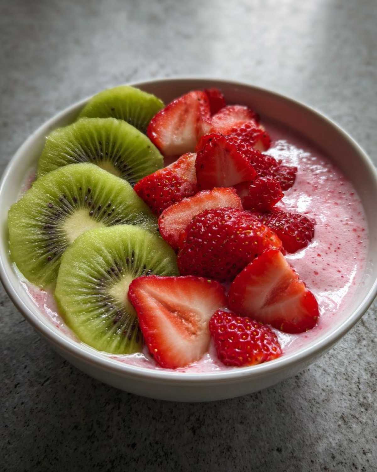Strawberry Kiwi Smoothie Bowl - detail 3
